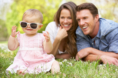 RÃ©sultat de recherche d'images pour "happy parents with kid"